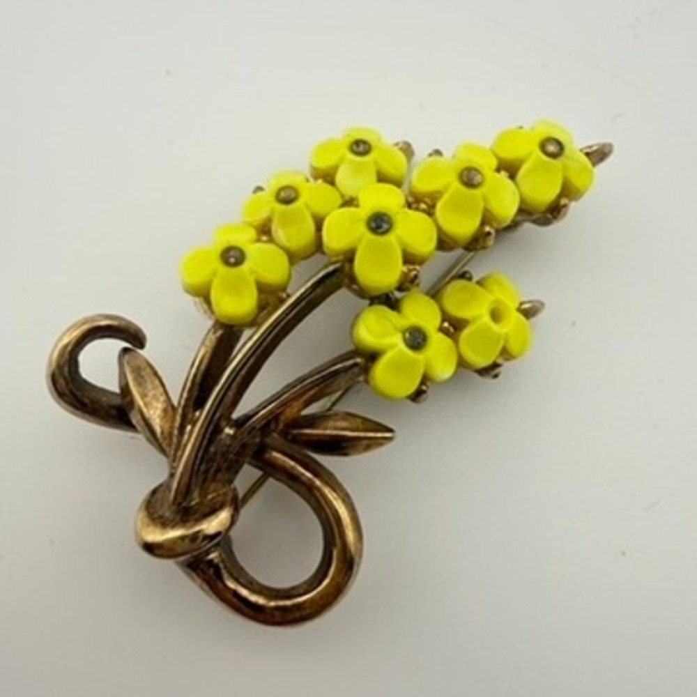 Trifari Vintage Floral Brooch Yellow Flower Bouquet Gold Tone Ribbon Pin